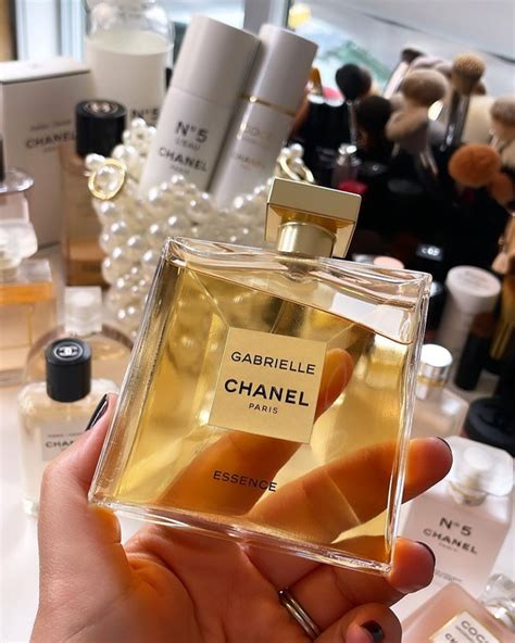 7 Fragrances that Smell Similar to J'adore [Top Picks 2024]